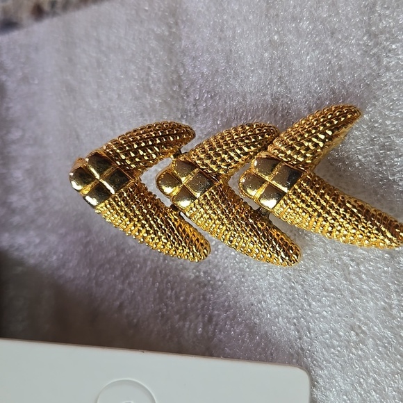 Elegant Gold tone  drop Earrings - Picture 11 of 16